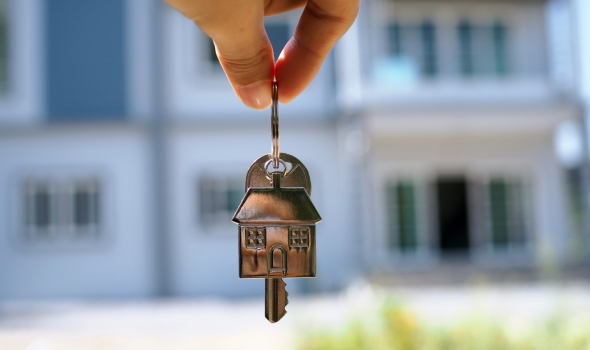 Consegna delle chiavi di una nuova casa, simbolo di fiducia e successo immobiliare